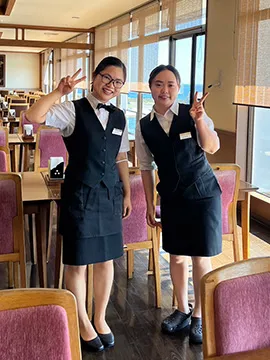 記念碑の前で記念撮影