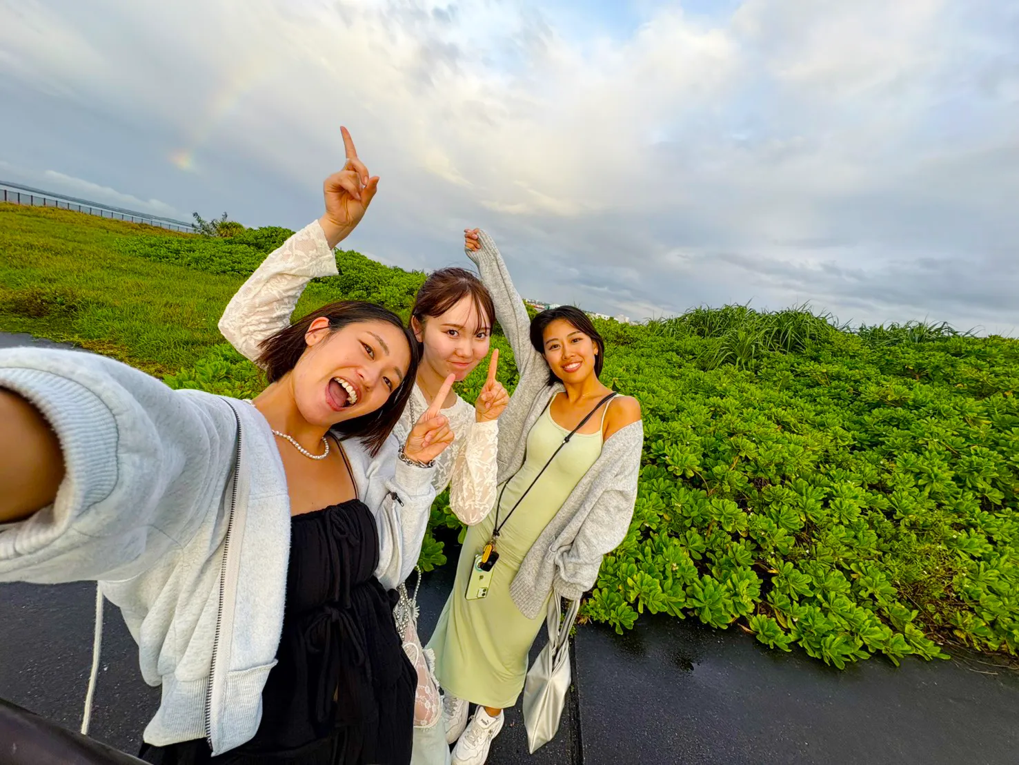 虹を背景にスリーショット